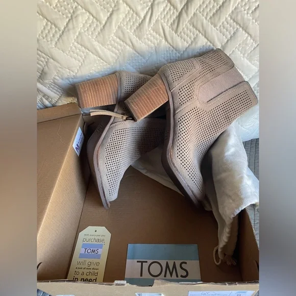 Toms majorca bootie Sz 8
Orig owner. 
Retails$98 Buckle
Box & Boot Cover Inc
EUC - Picture 5 of 7
